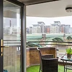 Modern One Bed Flat Overlooking The Thames River