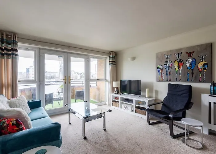 Modern One Bed Flat Overlooking The Thames River