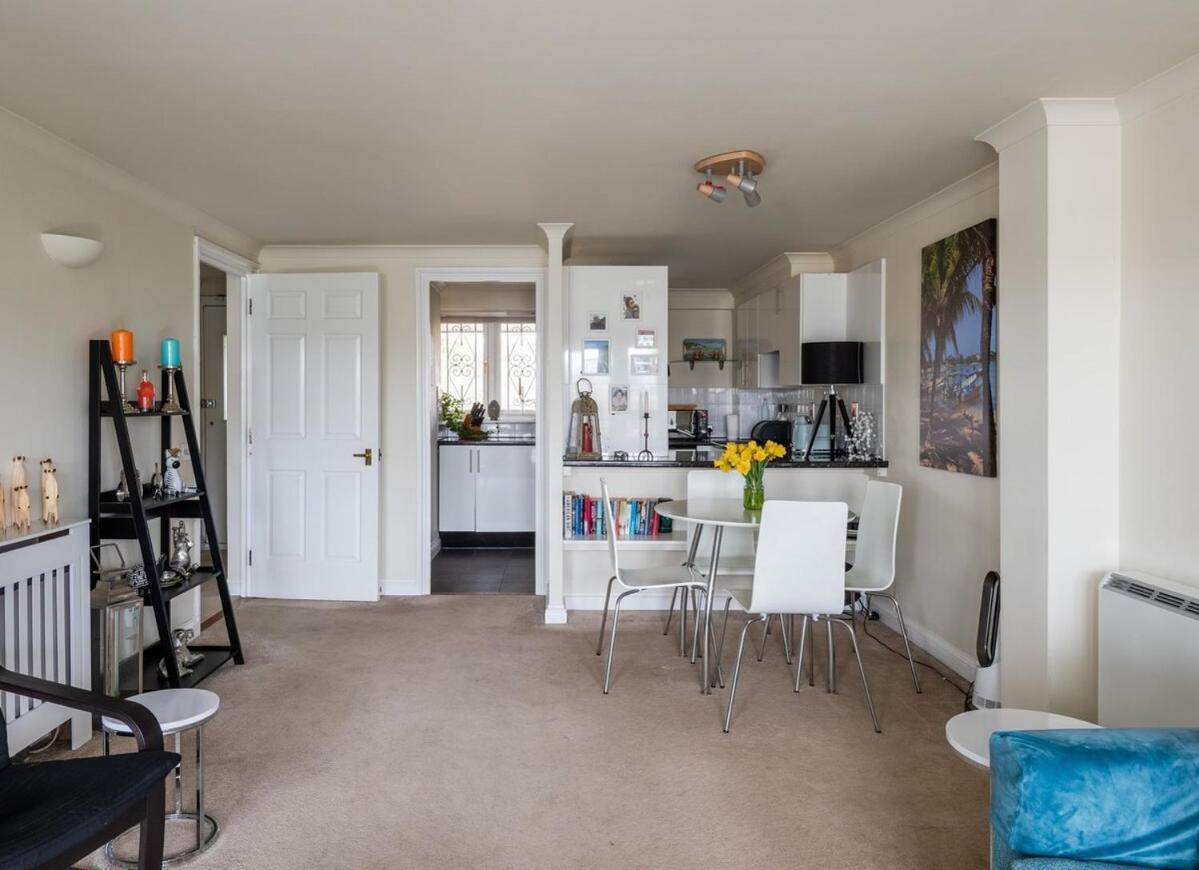 Modern One Bed Flat Overlooking The Thames River *